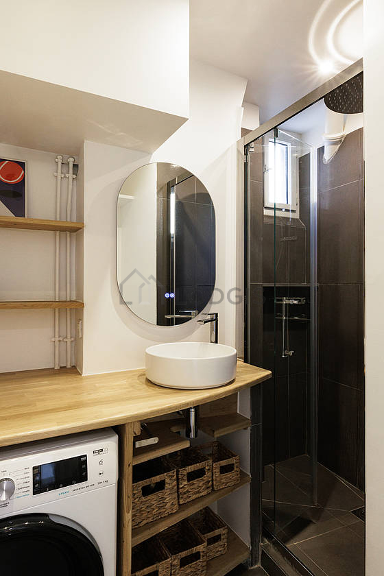Salle de bain avec du carrelage au sol