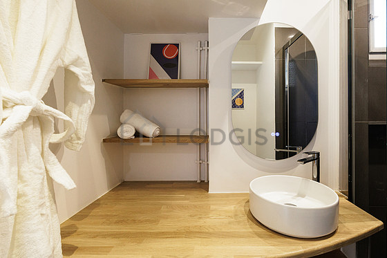 Salle de bain équipée de lave linge, sèche linge