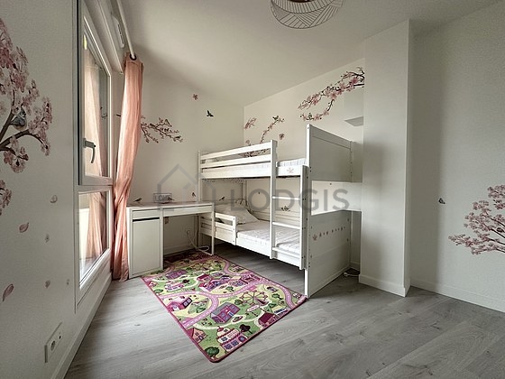 Chambre avec du parquet au sol