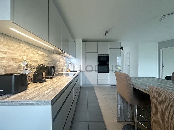Cuisine équipée de lave vaisselle, plaques de cuisson, réfrigerateur, hotte