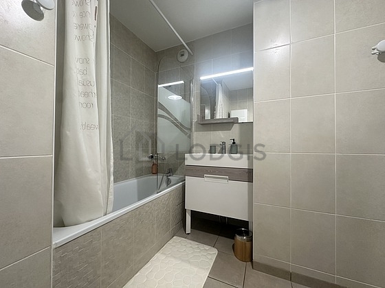 Salle de bain équipée de lave linge, etagère