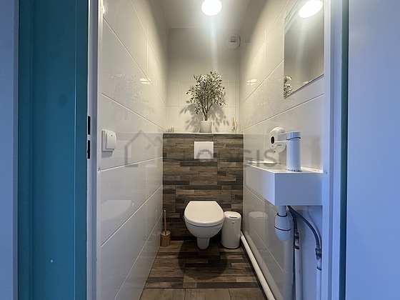 Toilettes indépendantes de la salle d'eau