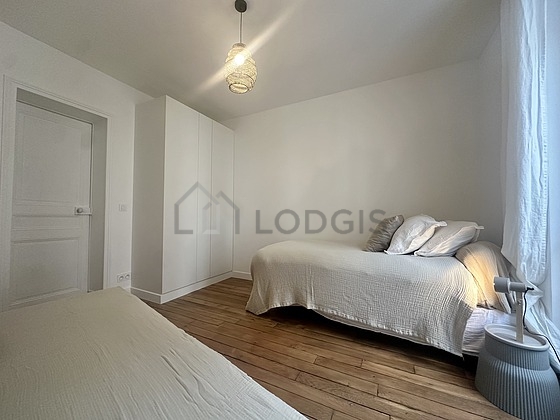 Chambre avec fenêtres