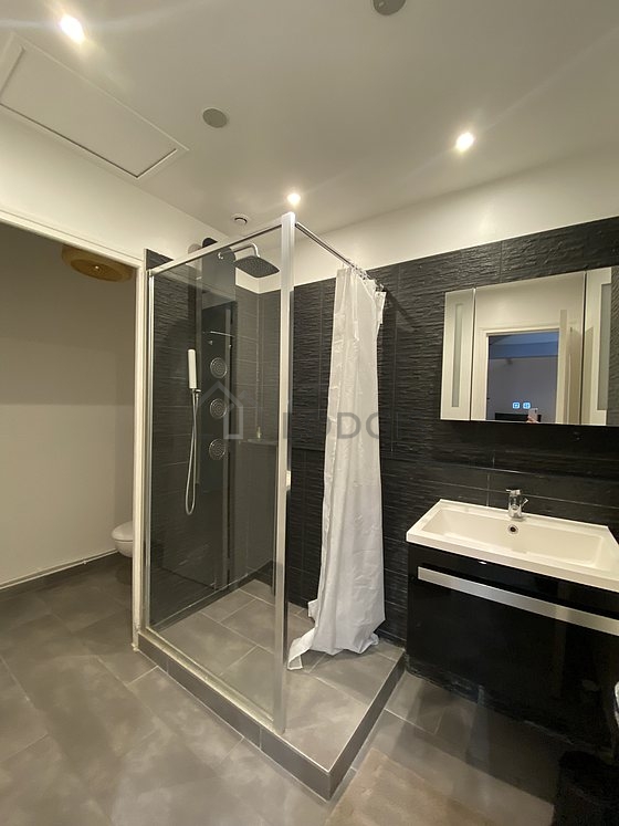 Salle de bain avec du carrelage au sol