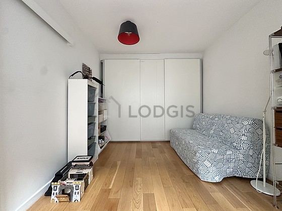 Chambre avec du parquet au sol