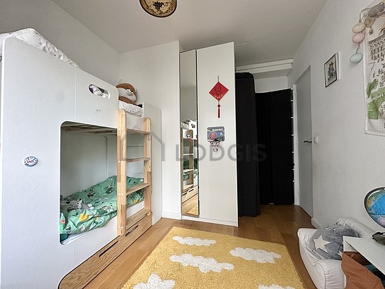 Chambre avec du parquet au sol