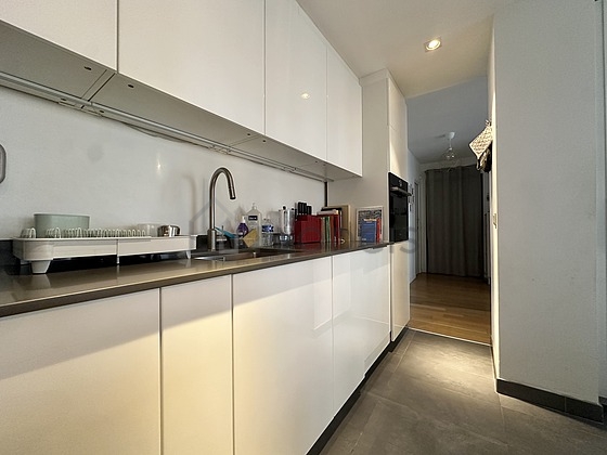 Cuisine dînatoire pour 2 personne(s) équipée de lave vaisselle, plaques de cuisson, réfrigerateur, hotte