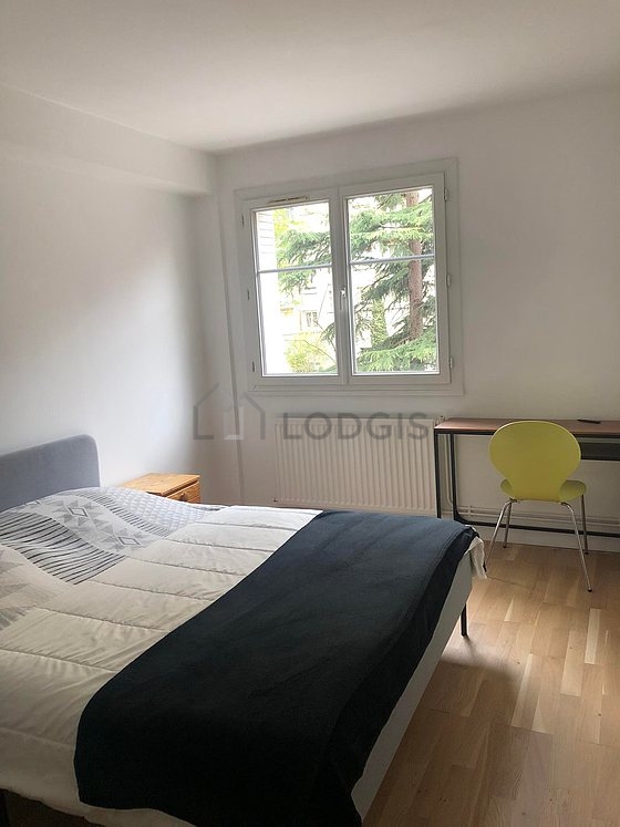 Chambre avec du parquet au sol