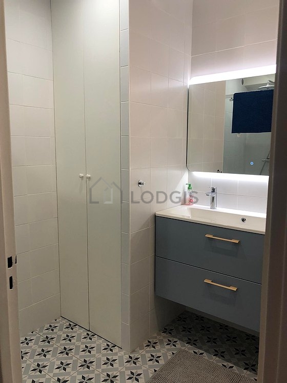 Salle de bain avec du carrelage au sol