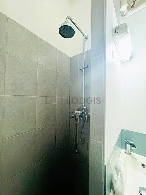 Salle de bain équipée de douche séparée