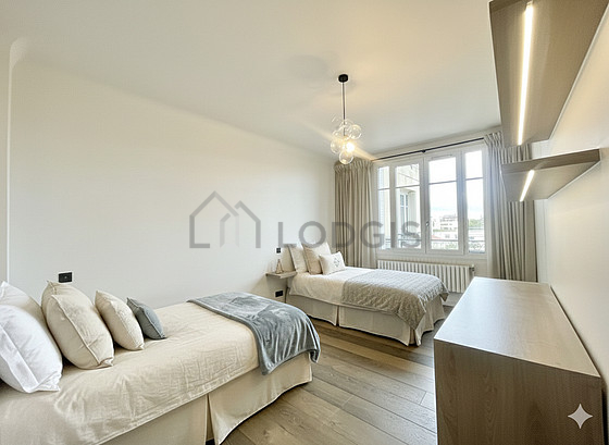 Chambre avec du parquet au sol