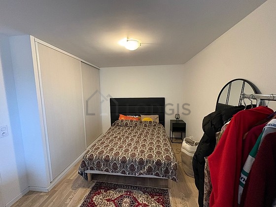 Chambre avec du parquet au sol