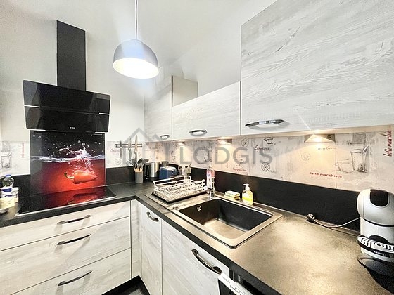 Cuisine de 10m² avec du carrelage au sol