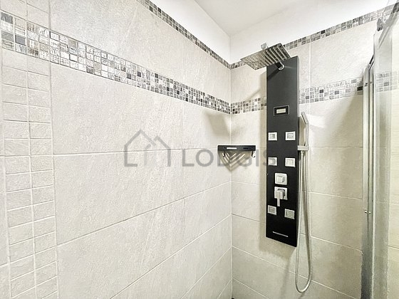 Salle de bain équipée de serviettes de bain
