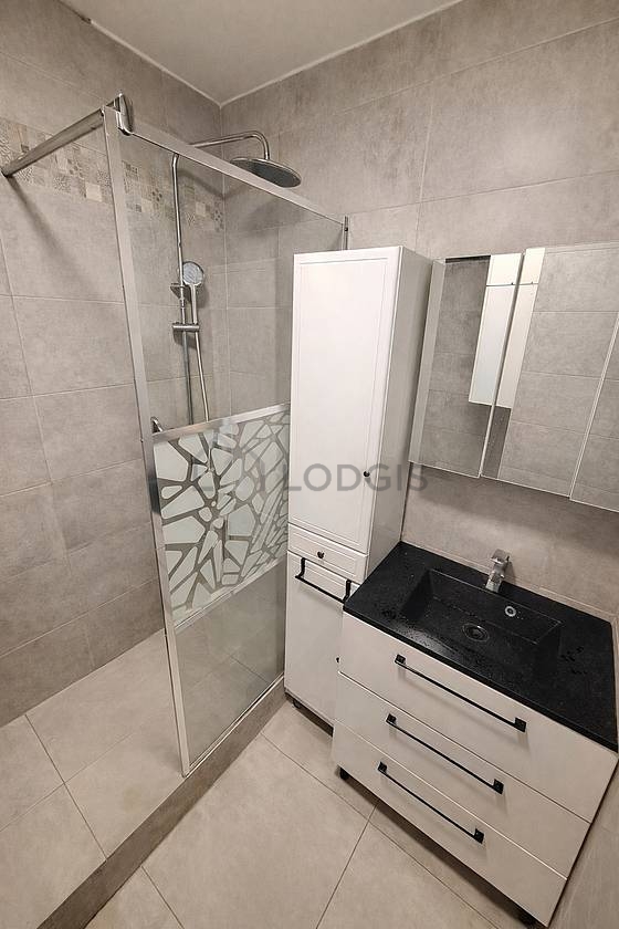 Salle de bain avec du carrelage au sol