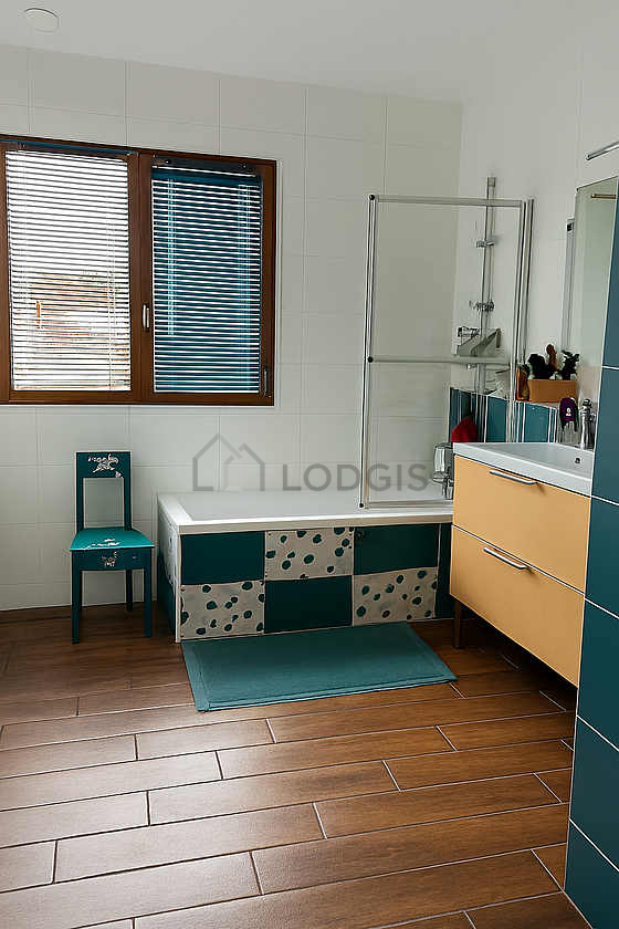 Salle de bain avec du parquet au sol