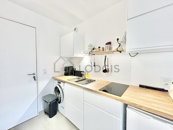 Cuisine équipée de lave linge, réfrigerateur, freezer, vaisselle