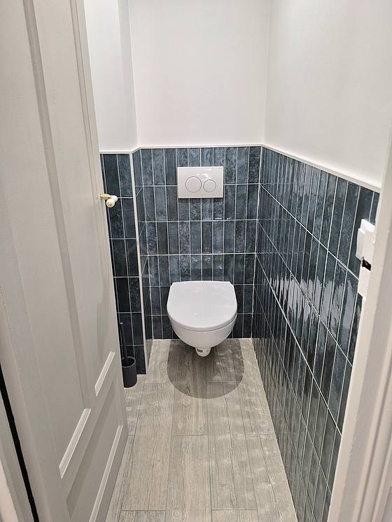 Toilettes indépendantes de la salle d'eau