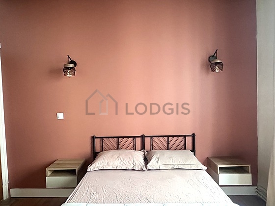Chambre avec fenêtres double vitrage