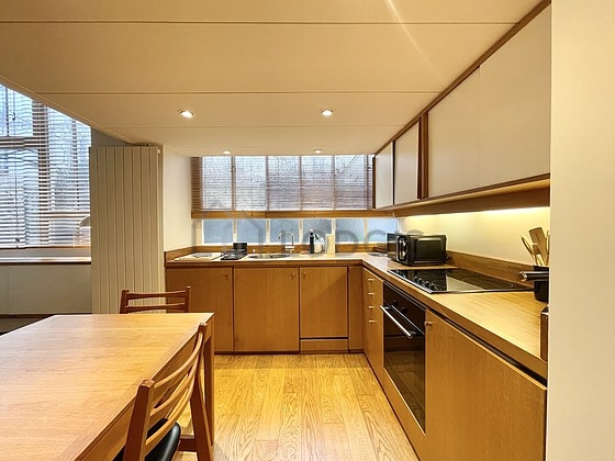 Cuisine avec du parquet au sol