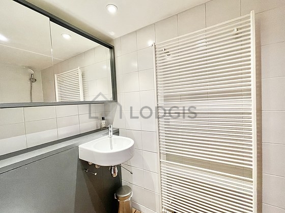 Salle de bain équipée de douche séparée, sèche cheveux