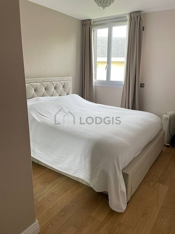 Chambre avec du parquet au sol