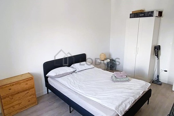 Chambre avec fenêtres