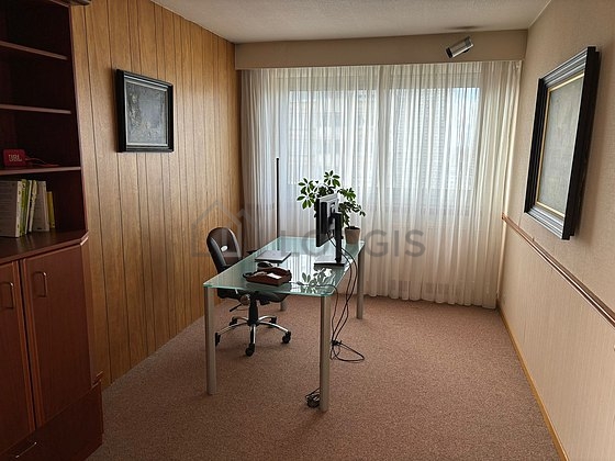 Quiet office equipped with windows