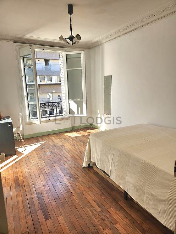 Chambre avec du parquet au sol