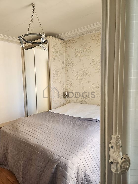 Chambre avec fenêtres