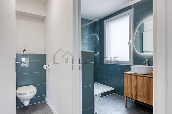 Salle de bain équipée de douche séparée