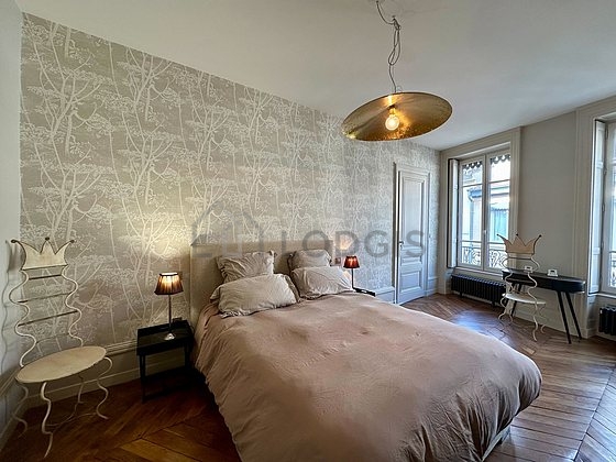 Chambre avec du parquet au sol