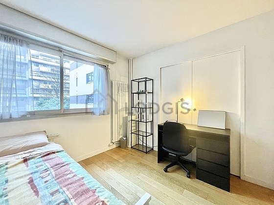 Chambre avec fenêtres