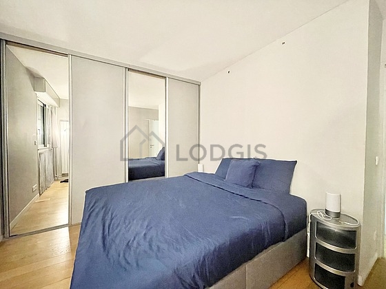 Chambre avec du parquet au sol