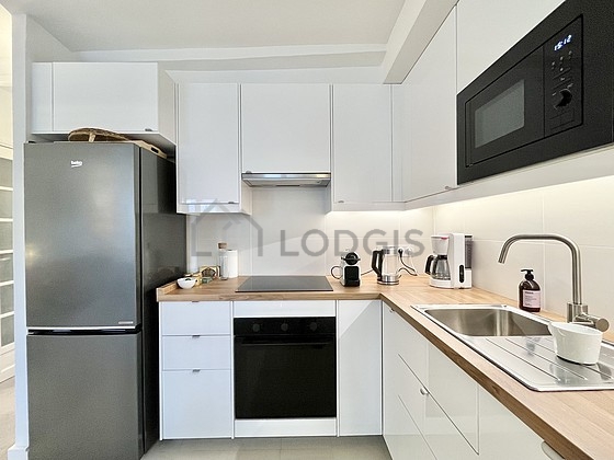Cuisine équipée de lave linge, réfrigerateur, vaisselle