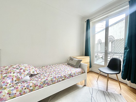 Chambre avec du parquet au sol