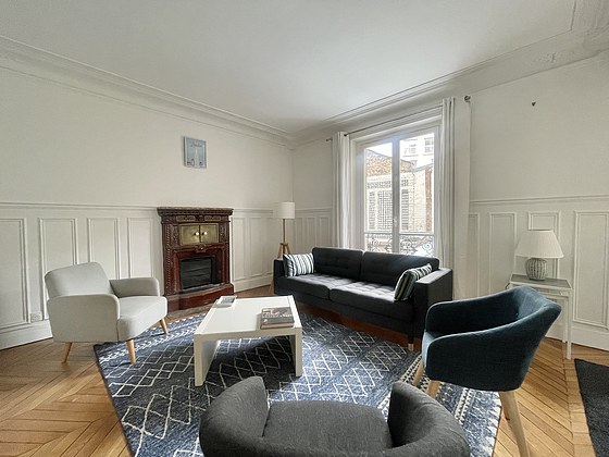 Salon avec du parquet au sol