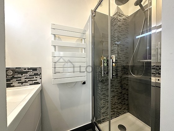 Bathroom equipped with separate shower, towel drying radiator