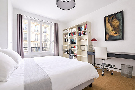 Chambre avec du parquet au sol