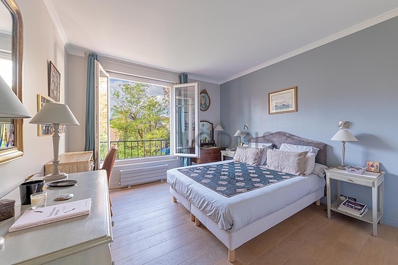Chambre avec du parquet au sol