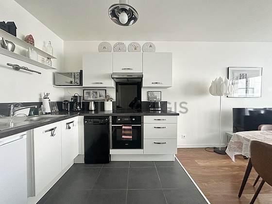 Cuisine équipée de lave vaisselle, plaques de cuisson, réfrigerateur, freezer