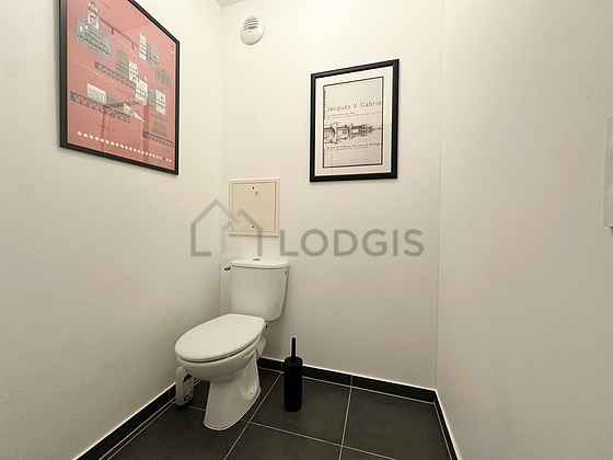 Toilettes indépendantes de la salle d'eau