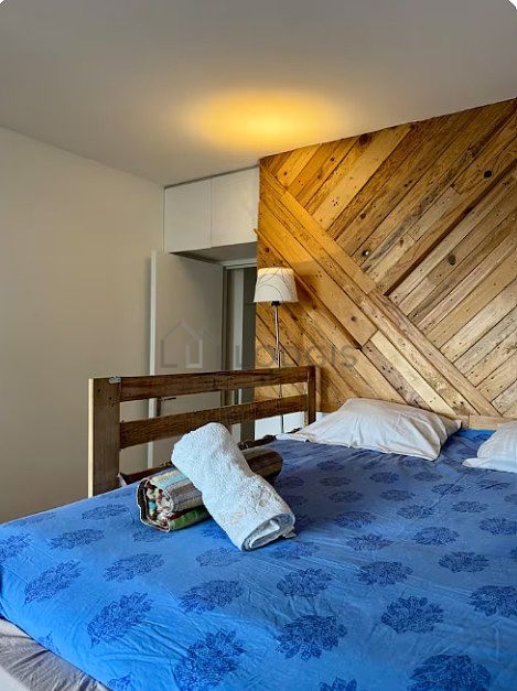 Chambre avec du parquet au sol