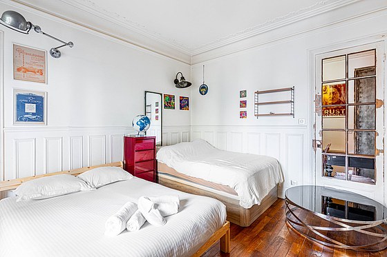 Chambre avec du parquet au sol
