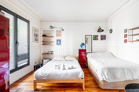 Chambre avec fenêtres