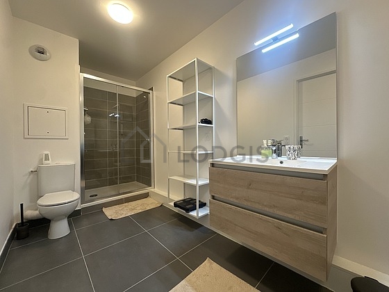 Beautiful and bright bathroom with tile floor