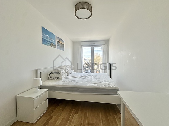 Very bright bedroom equipped with desk, cupboard, 1 chair(s)