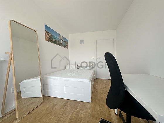 Chambre avec du parquet au sol