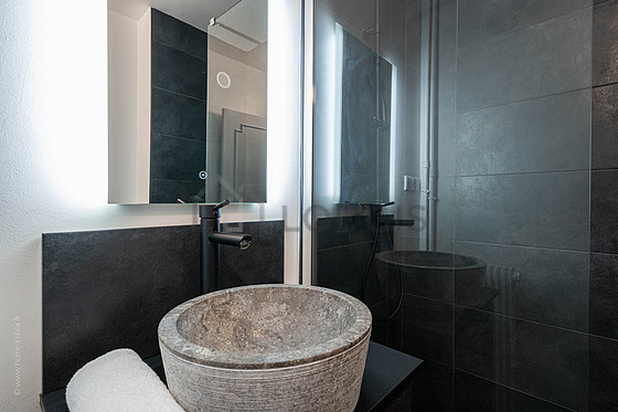 Salle de bain équipée de douche séparée