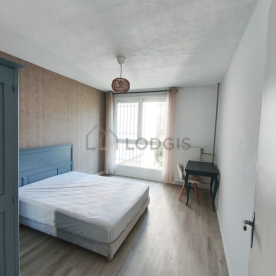 Bedroom of 12m² with wooden floor